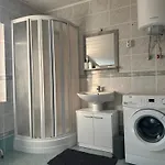 Breeze - Private Hot Tub Retreat Apartment