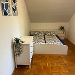 Breeze - Private Jacuzzi Retreat *