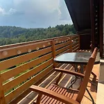 Breeze - Private Hot Tub Retreat Apartment