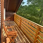 Apartment Breeze - Private Hot Tub Retreat